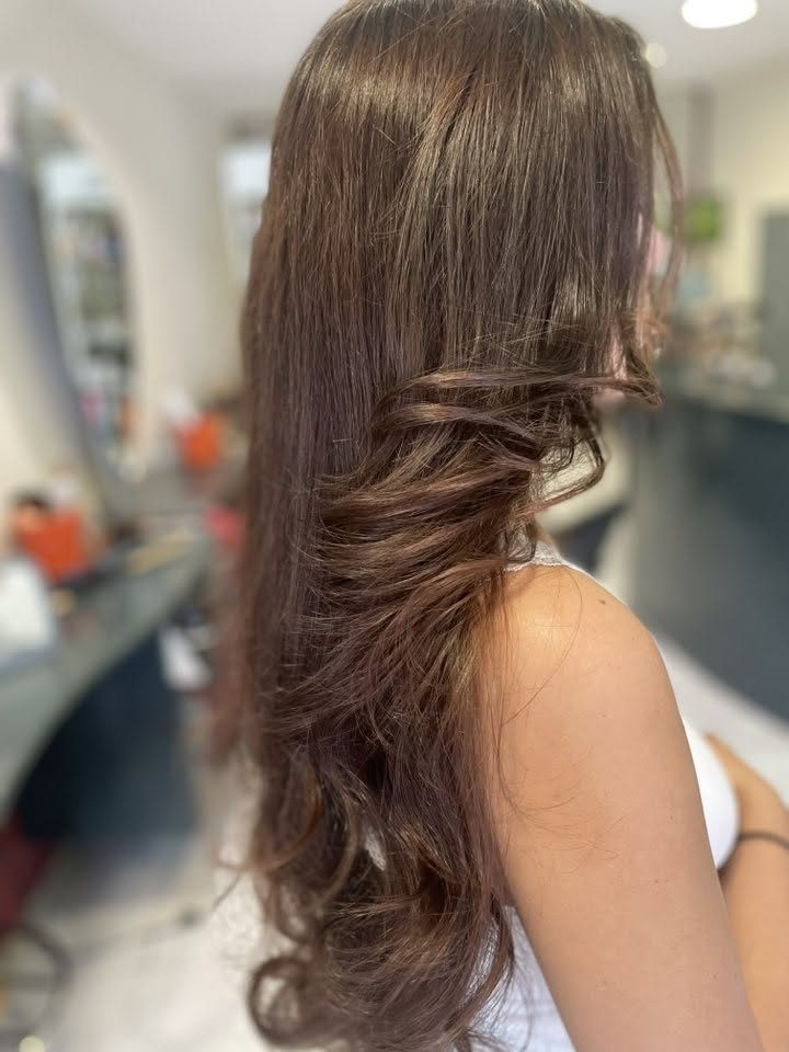 Brushing long lissé et brillant réalisé au salon