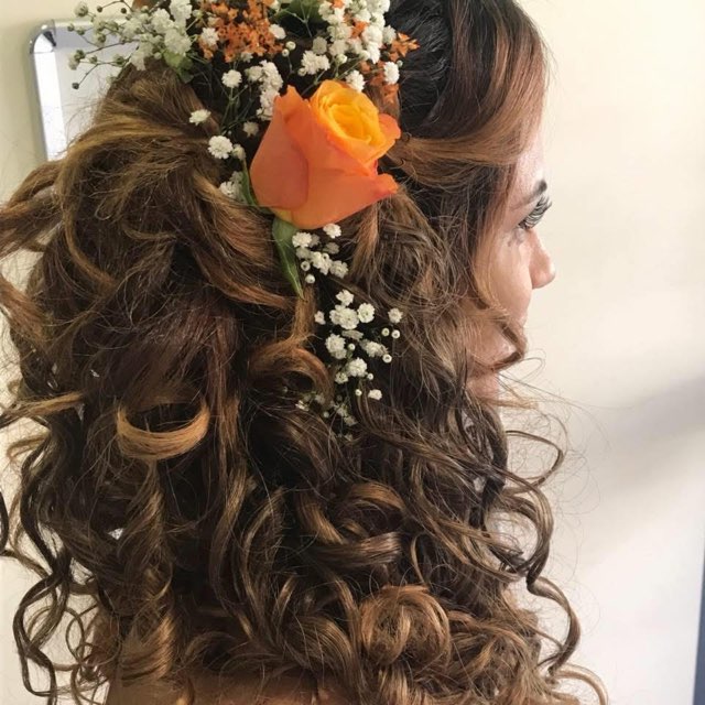 Boucles avec rose orange — coiffure de mariée au salon