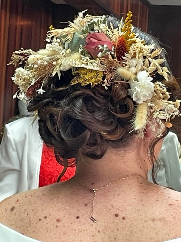 Chignon orné de fleurs séchées — coiffure de cérémonie